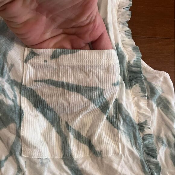 sleeveless shirt with lace up back - Picture 5 of 5